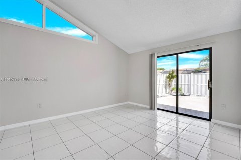 House in Boca Raton, Florida 3 bedrooms, 118.54 sq.m. № 2180451 - photo 19