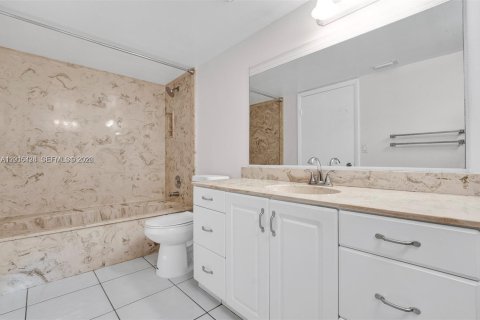 House in Boca Raton, Florida 3 bedrooms, 118.54 sq.m. № 2180451 - photo 18