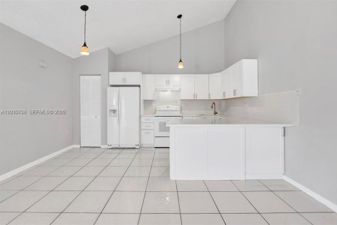 House in Boca Raton, Florida 3 bedrooms, 118.54 sq.m. № 2180451 - photo 7
