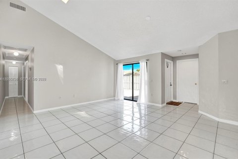 House in Boca Raton, Florida 3 bedrooms, 118.54 sq.m. № 2180451 - photo 5