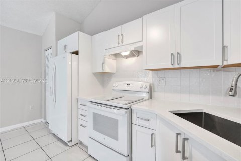 House in Boca Raton, Florida 3 bedrooms, 118.54 sq.m. № 2180451 - photo 10
