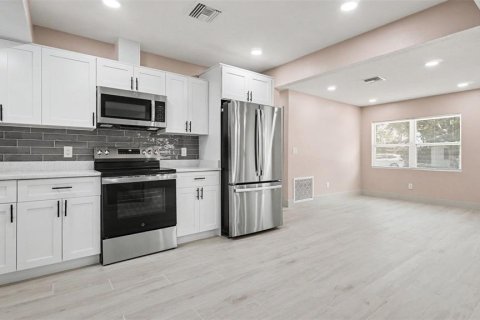 House in Ocala, Florida 3 bedrooms, 141.95 sq.m. № 2204874 - photo 10