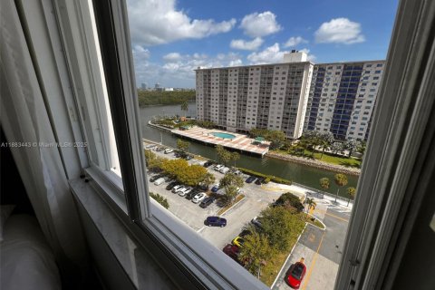 Copropriété à louer à Sunny Isles Beach, Floride: 2 chambres, 125.42 m2 № 1978296 - photo 24