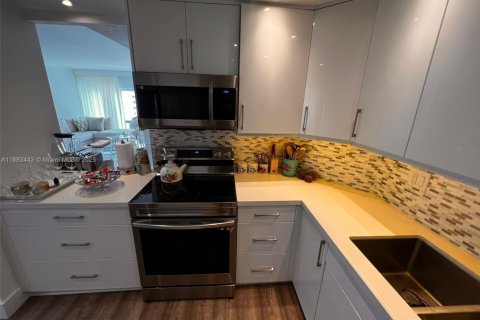 Copropriété à louer à Sunny Isles Beach, Floride: 2 chambres, 125.42 m2 № 1978296 - photo 1