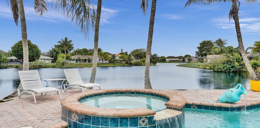 Дом в Плантация, Флорида 4 спальни, 212.19м2 № 2049166