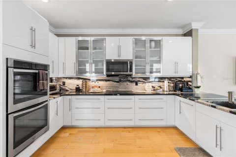 Townhouse in Saint Petersburg, Florida 3 bedrooms, 189.89 sq.m. № 2151497 - photo 16