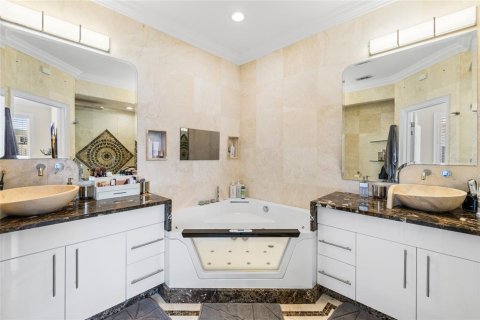 Townhouse in Saint Petersburg, Florida 3 bedrooms, 189.89 sq.m. № 2151497 - photo 23