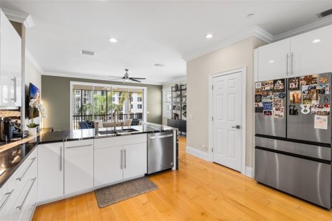 Townhouse in Saint Petersburg, Florida 3 bedrooms, 189.89 sq.m. № 2151497 - photo 13