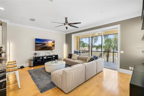 Townhouse in Saint Petersburg, Florida 3 bedrooms, 189.89 sq.m. № 2151497 - photo 9