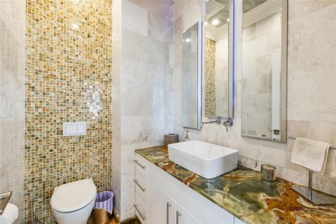 Townhouse in Saint Petersburg, Florida 3 bedrooms, 189.89 sq.m. № 2151497 - photo 19