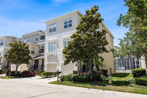 Townhouse in Saint Petersburg, Florida 3 bedrooms, 189.89 sq.m. № 2151497 - photo 2