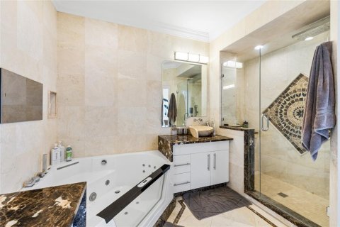Townhouse in Saint Petersburg, Florida 3 bedrooms, 189.89 sq.m. № 2151497 - photo 24
