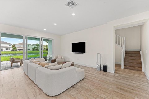 House in Delray Beach, Florida 5 bedrooms, 264.59 sq.m. № 2401227 - photo 7