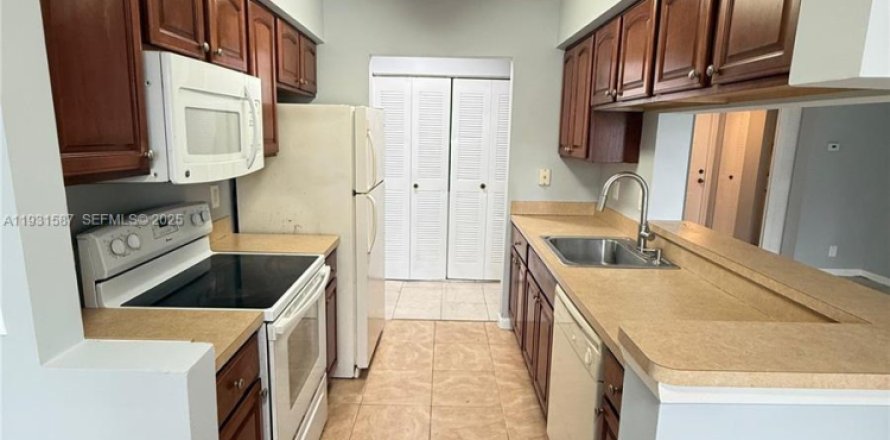 Condominio en Coral Springs, Florida, 2 dormitorios  № 1990154