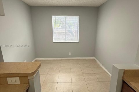 Condominio en alquiler en Coral Springs, Florida, 2 dormitorios, 78.97 m2 № 1990154 - foto 2