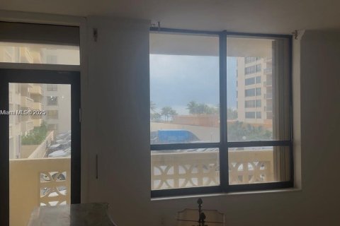 Copropriété à vendre à Bal Harbour, Floride: 2 chambres, 140.65 m2 № 1954587 - photo 18