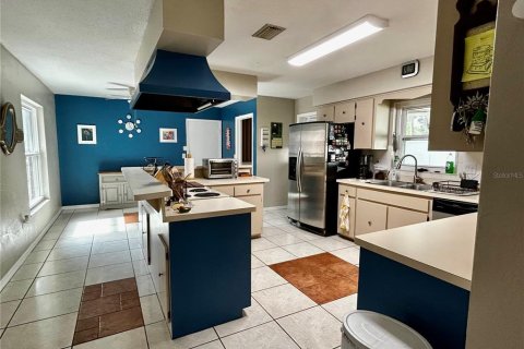 House in DeLand, Florida 3 bedrooms, 204.76 sq.m. № 2141076 - photo 15