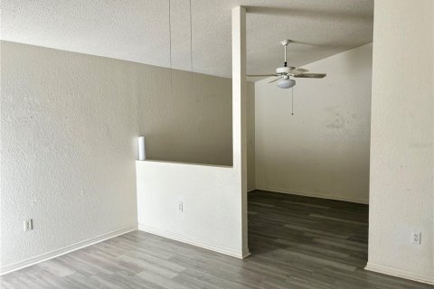 Снять в аренду квартиру в Спринг-Хилл, Флорида 5 комнат, 90.12м2, № 2223525 - фото 3