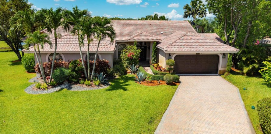 House in Coral Springs, Florida 5 bedrooms, 306.58 sq.m. № 2190053