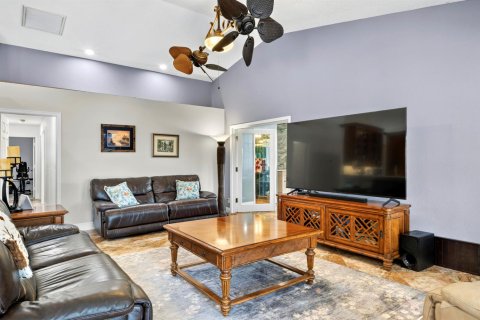 House in Coral Springs, Florida 5 bedrooms, 306.58 sq.m. № 2190053 - photo 15