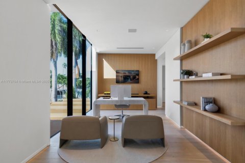 House in Miami Beach, Florida 4 bedrooms, 452.06 sq.m. № 1705609 - photo 16