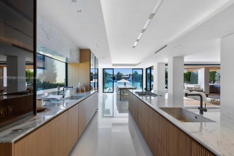 House in Miami Beach, Florida 4 bedrooms, 452.06 sq.m. № 1705609 - photo 11