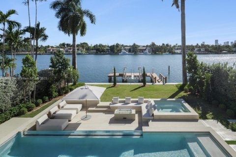 House in Miami Beach, Florida 4 bedrooms, 452.06 sq.m. № 1705609 - photo 4