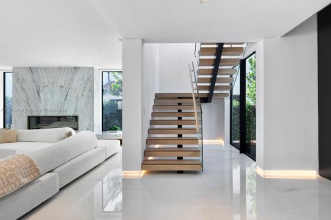 House in Miami Beach, Florida 4 bedrooms, 452.06 sq.m. № 1705609 - photo 14