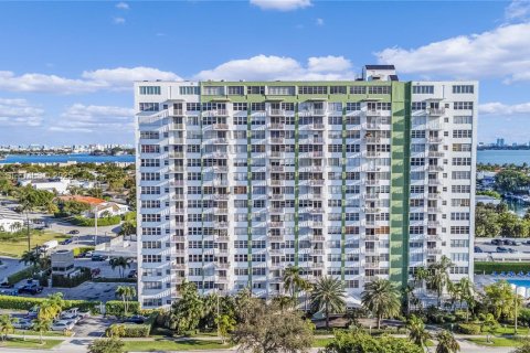 Copropriété à vendre à North Miami, Floride: 2 chambres, 110.37 m2 № 1977404 - photo 1