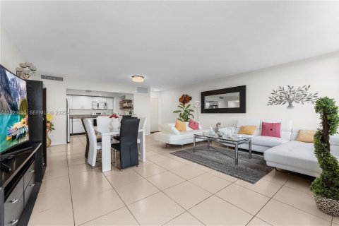 Copropriété à vendre à North Miami, Floride: 2 chambres, 110.37 m2 № 1977404 - photo 12