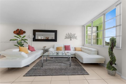 Copropriété à vendre à North Miami, Floride: 2 chambres, 110.37 m2 № 1977404 - photo 11