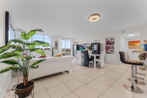 Copropriété à vendre à North Miami, Floride: 2 chambres, 110.37 m2 № 1977404 - photo 10