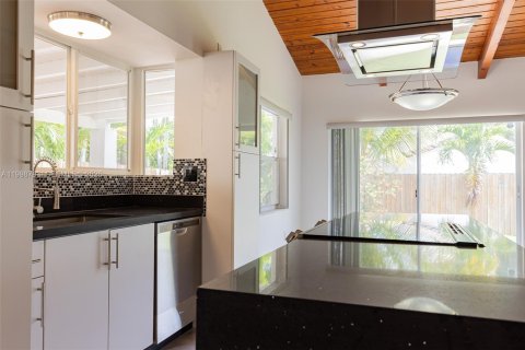 Casa en venta en Miami, Florida, 4 dormitorios, 182.83 m2 № 2060680 - foto 17