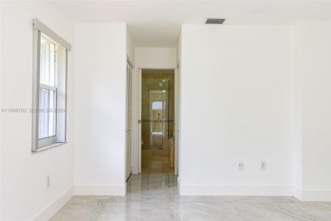 Casa en venta en Miami, Florida, 4 dormitorios, 182.83 m2 № 2060680 - foto 25