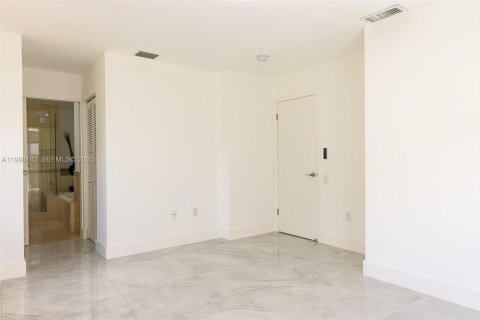 Casa en venta en Miami, Florida, 4 dormitorios, 182.83 m2 № 2060680 - foto 24