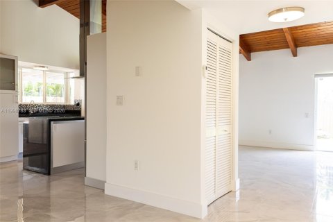 Casa en venta en Miami, Florida, 4 dormitorios, 182.83 m2 № 2060680 - foto 13