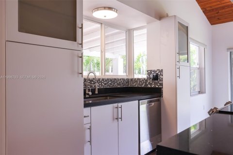 Casa en venta en Miami, Florida, 4 dormitorios, 182.83 m2 № 2060680 - foto 16