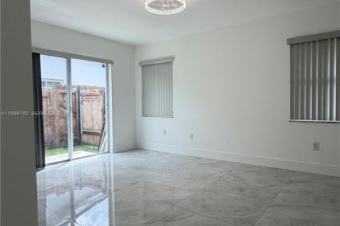 Casa en venta en Miami, Florida, 4 dormitorios, 182.83 m2 № 2060680 - foto 3
