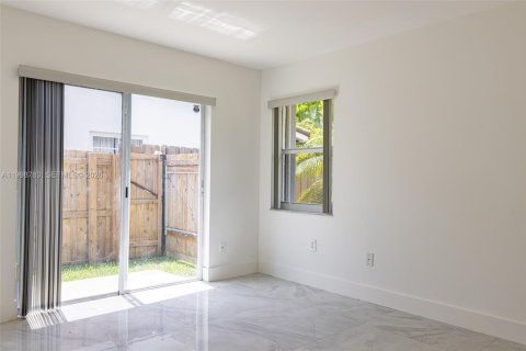 Casa en venta en Miami, Florida, 4 dormitorios, 182.83 m2 № 2060680 - foto 20