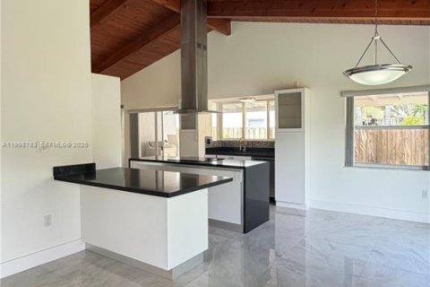 Casa en venta en Miami, Florida, 4 dormitorios, 182.83 m2 № 2060680 - foto 7