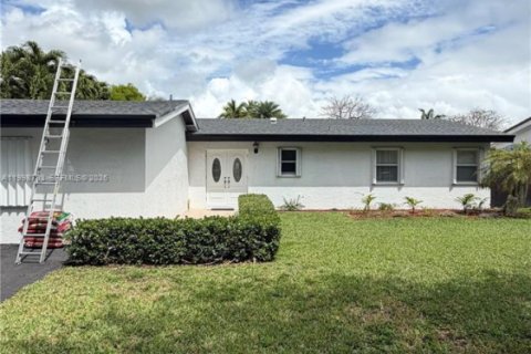 House in Miami, Florida 4 bedrooms, 182.83 sq.m. № 2060680