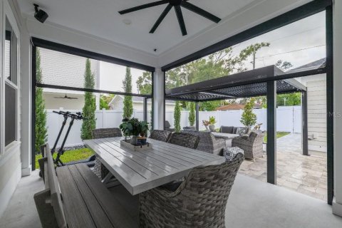 House in Saint Petersburg, Florida 4 bedrooms, 258.18 sq.m. № 1910592 - photo 7