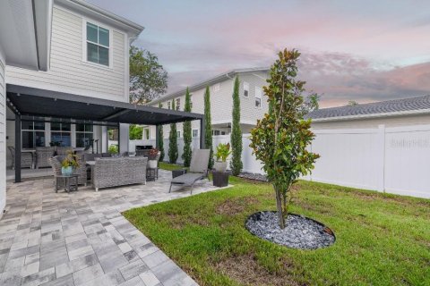 House in Saint Petersburg, Florida 4 bedrooms, 258.18 sq.m. № 1910592 - photo 9