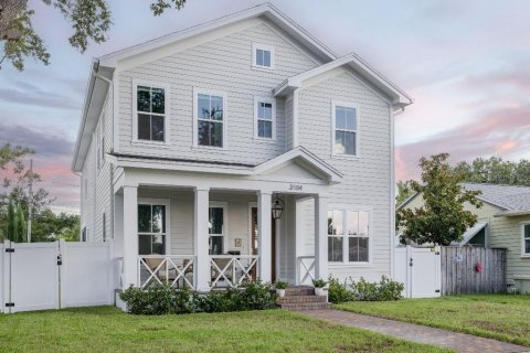 House in Saint Petersburg, Florida 4 bedrooms, 258.18 sq.m. № 1910592 - photo 1