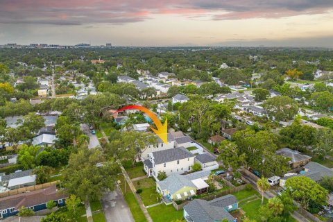 House in Saint Petersburg, Florida 4 bedrooms, 258.18 sq.m. № 1910592 - photo 4