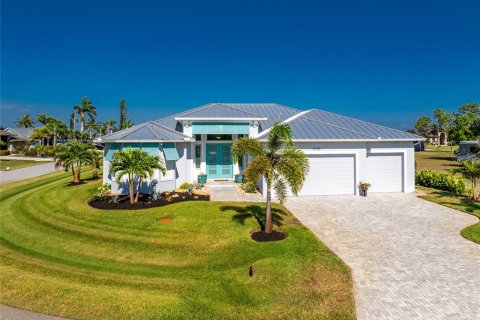 House in Port Charlotte, Florida 3 bedrooms, 201.13 sq.m. № 2200058