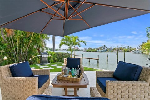 House in Saint Pete Beach, Florida 3 bedrooms, 218.13 sq.m. № 1683160 - photo 1