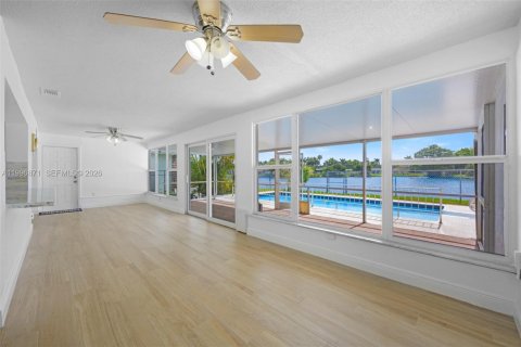 House in Sunrise, Florida 2 bedrooms, 142.79 sq.m. № 2058533 - photo 3