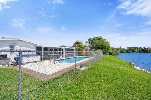 House in Sunrise, Florida 2 bedrooms, 142.79 sq.m. № 2058533 - photo 23