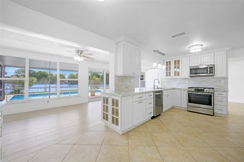 House in Sunrise, Florida 2 bedrooms, 142.79 sq.m. № 2058533 - photo 2